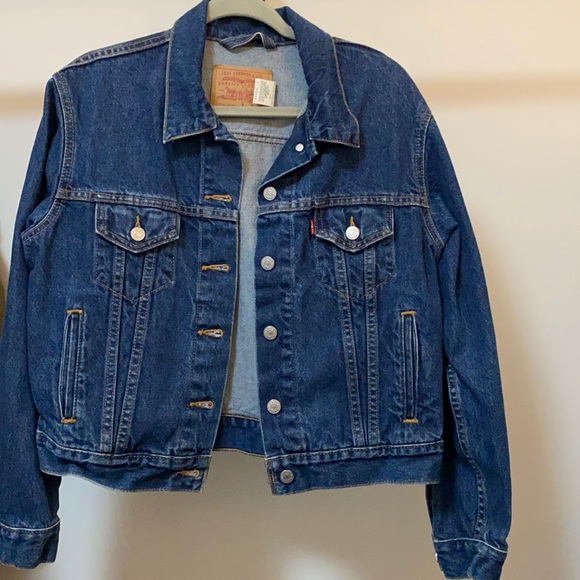 🌿VINTAGE 🌿 Like NEW Levi’s Women’s Trucker denim jacket 77715-4837 size Med.